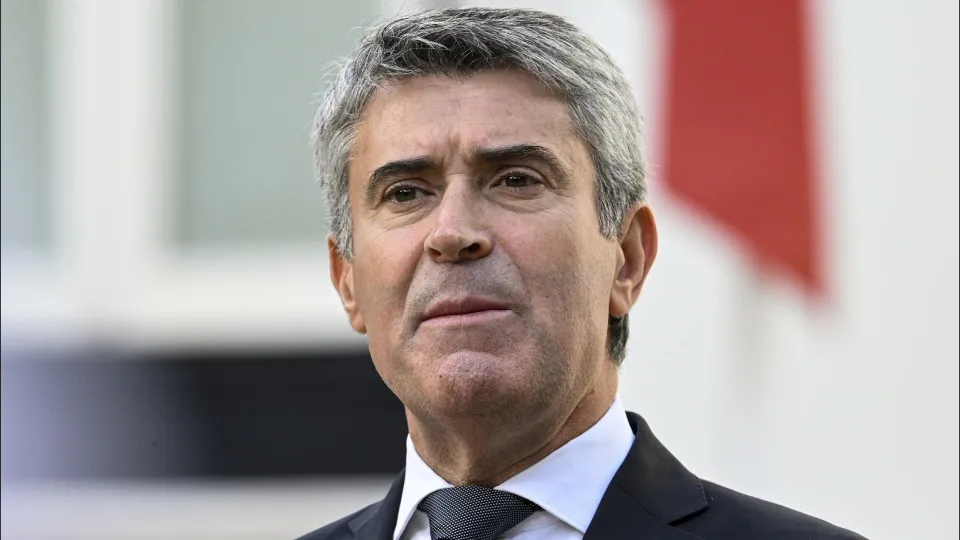 Carneiro aconselha Montenegro a "ouvir mais o PS" e ter mais humildade
