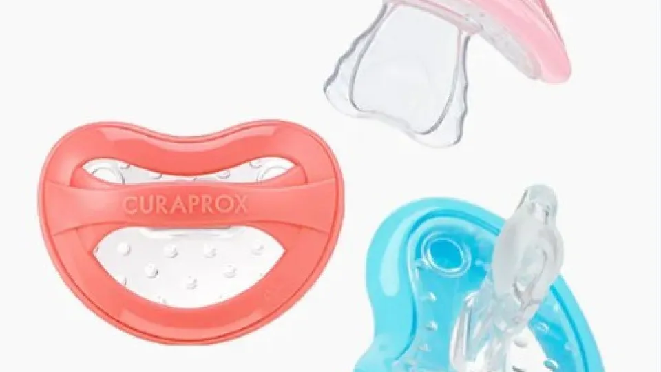 Curaprox recolhe lotes de chupetas devido a possíveis vestígios de BPA