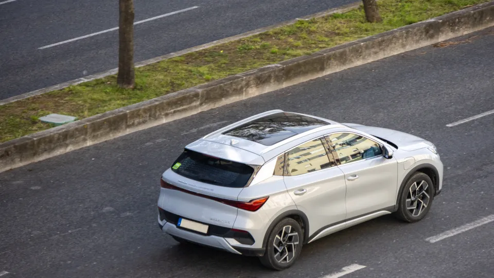 Carros elétricos chineses mostram-se no ENVE em Algés