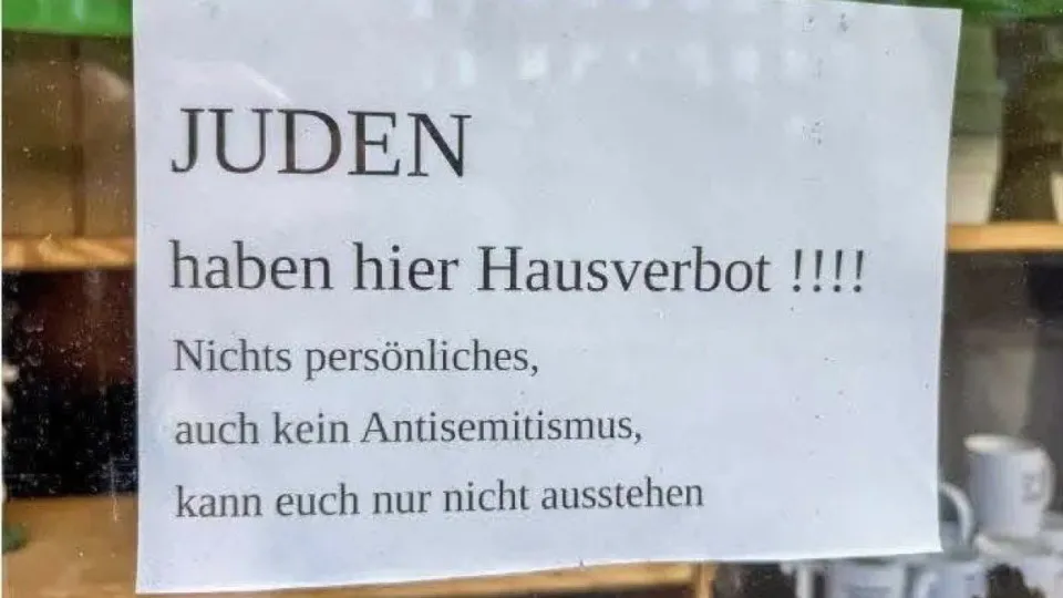 Cartaz em vitrine causa indignação na Alemanha: Proíbe entrada a judeus