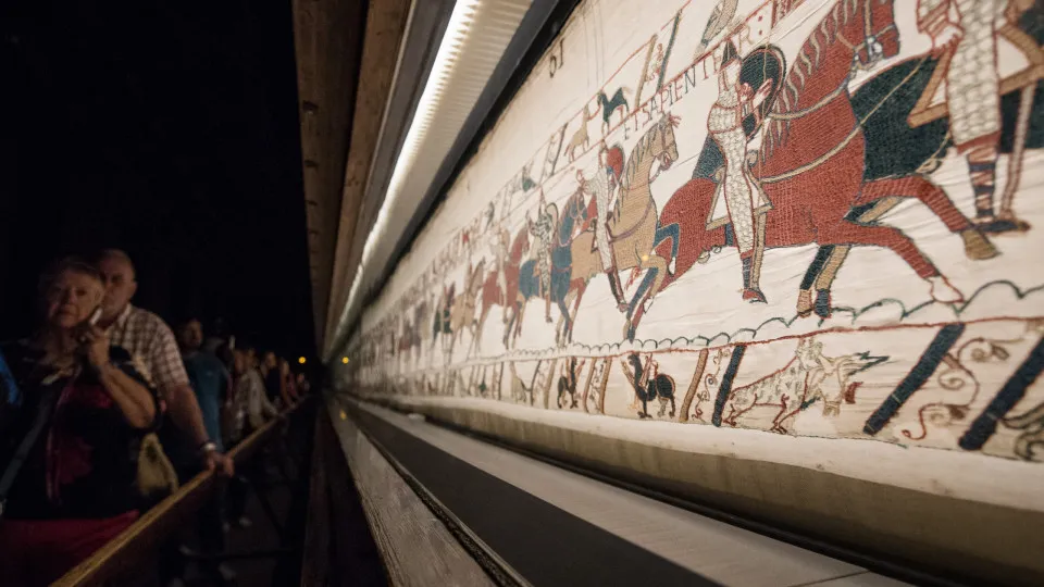 Tapeçaria de Bayeux que será emprestada ao Reino Unido retirada do seu museu