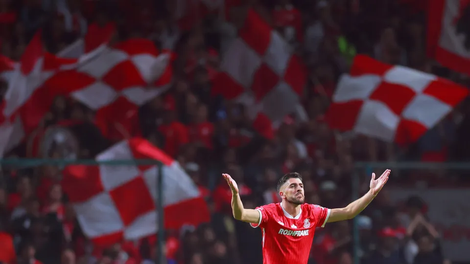 Paulinho recupera, marca e abre caminho ao 'amasso' do Toluca