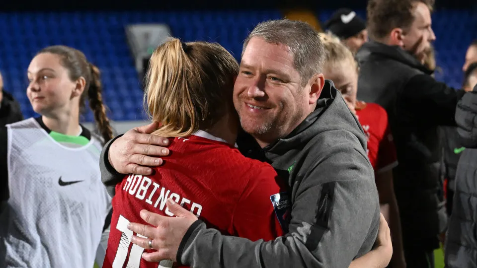 Inglaterra em choque. Ex-treinador do Liverpool morre aos 47 anos