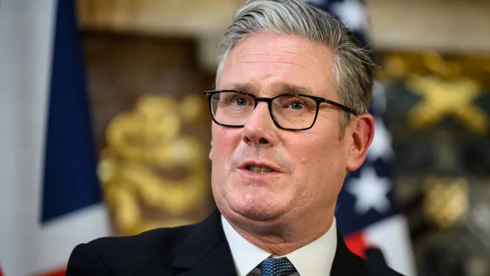 Polícias de Londres filmados em atos racistas. Starmer quer resposta