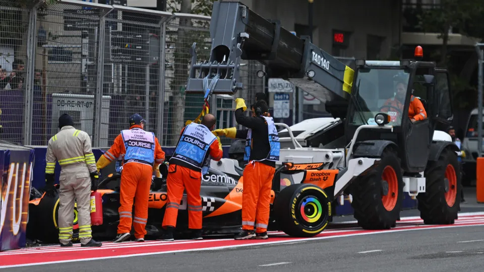 Verstappen triunfa no 'pesadelo' de Piastri e aproxima-se da liderança