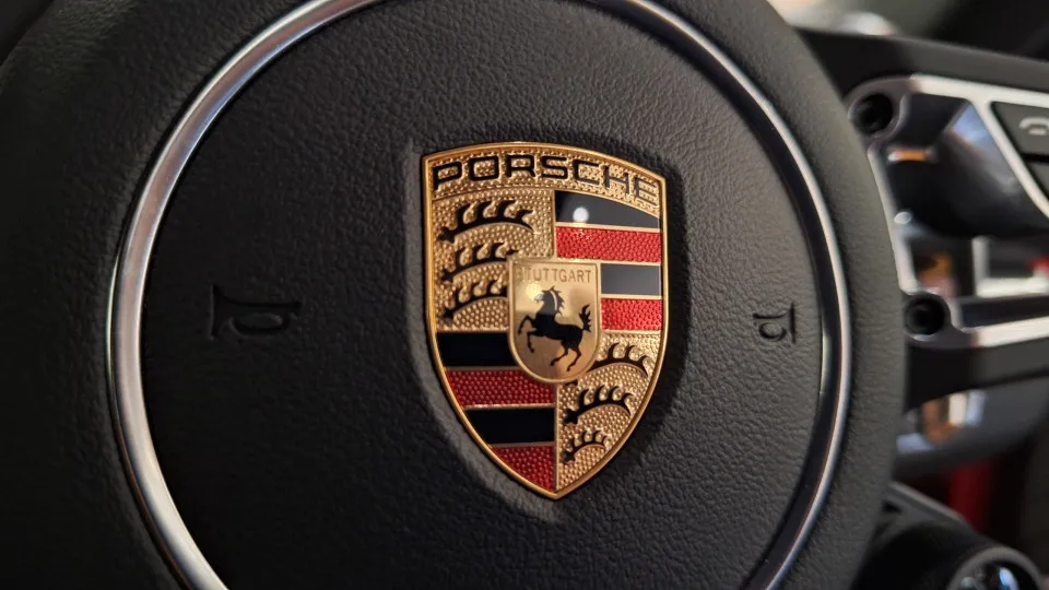 Porsche redefine estratégia e adia carros elétricos