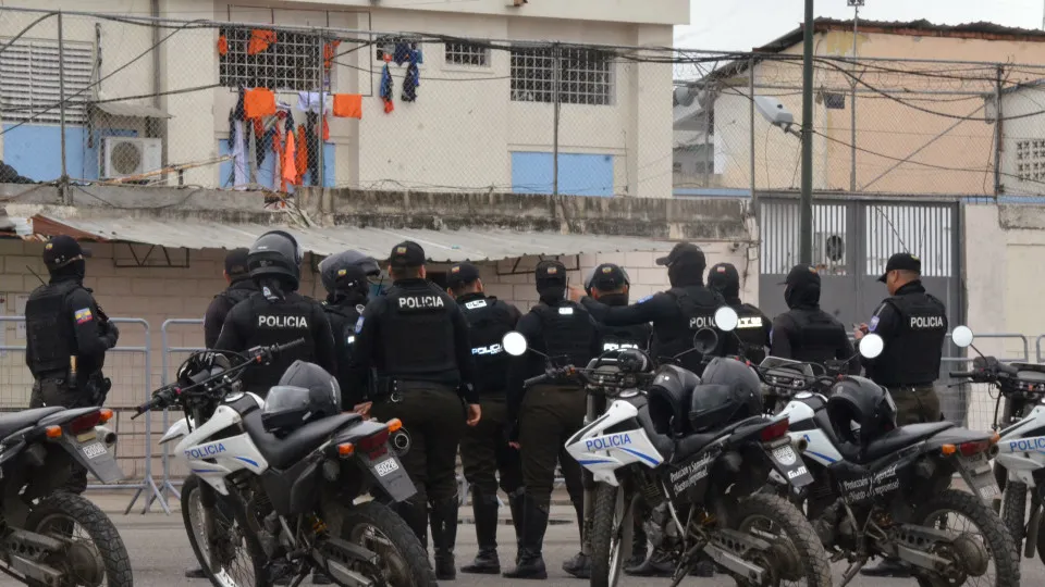 Equador: 13 reclusos e 1 guarda prisional mortos em confronto em prisão