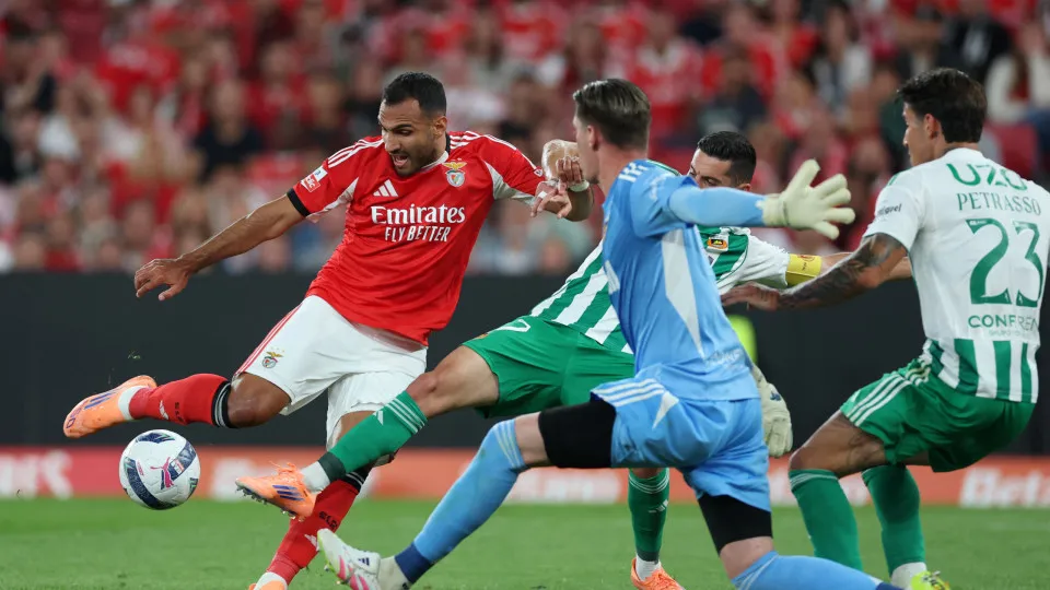 No 'Rio' da Luz, 'Ave' de Mourinho cai. Benfica segue atrás dos rivais