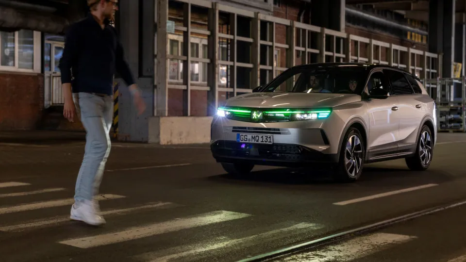 Opel usa luzes como 'linguagem' de segurança rodoviária