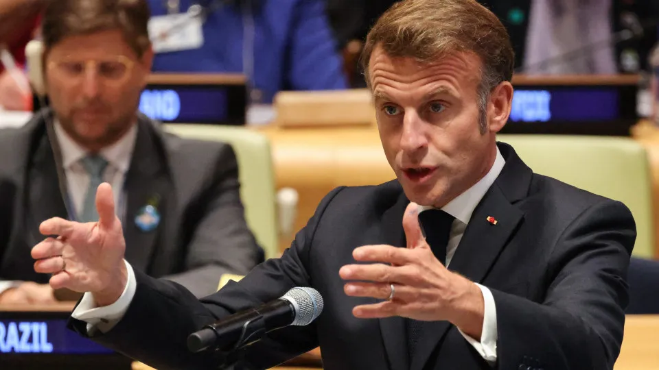 Macron diz que mudança climática não é "uma questão de opinião"