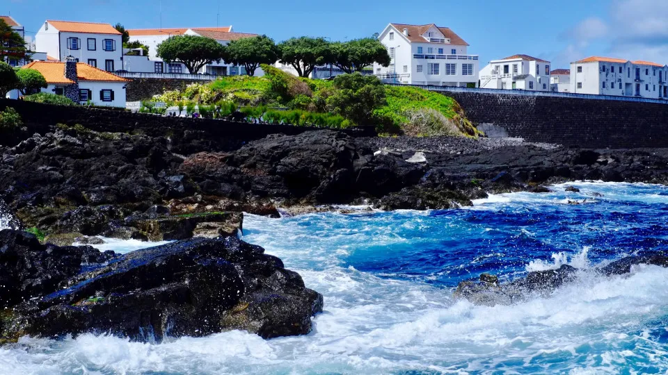 Determinado fecho dos Portos da Calheta, Velas e São Roque do Pico