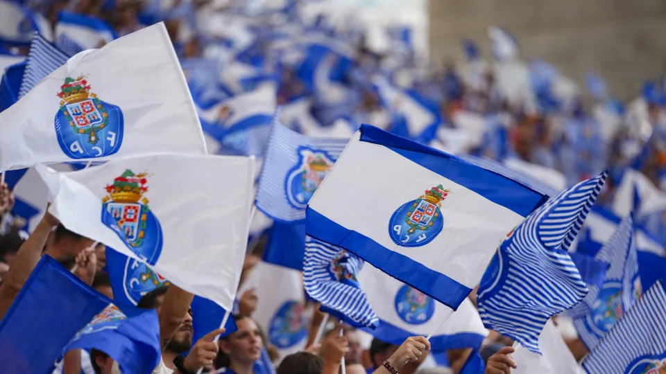 "Mourinho é gay". Adeptos 'atiram-se' ao Benfica e FC Porto paga a fatura