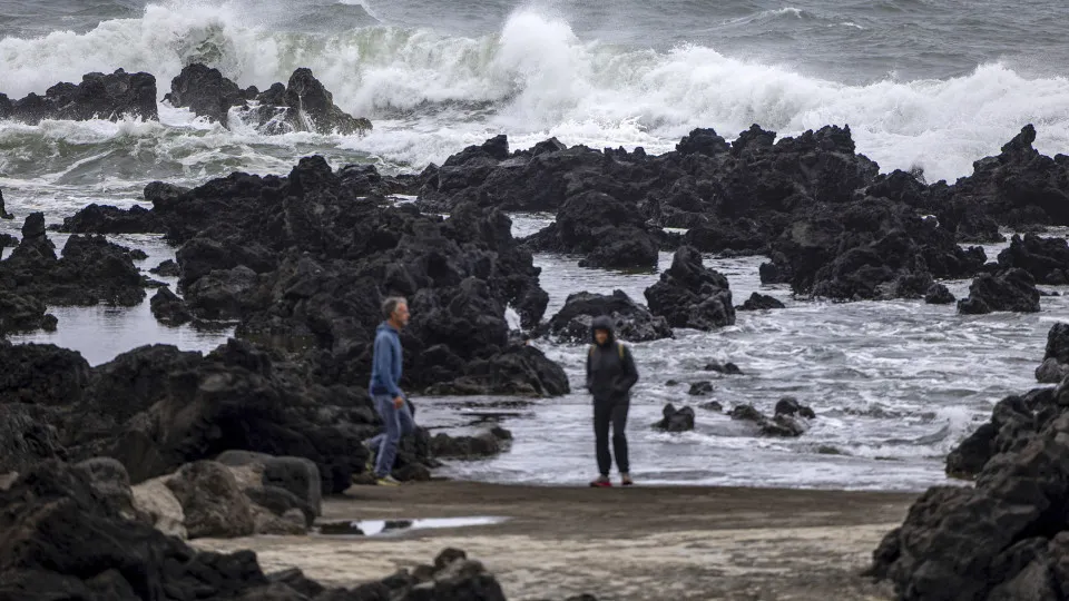 Tempestade Gabrielle: IPMA baixa níveis de avisos em todas as ilhas