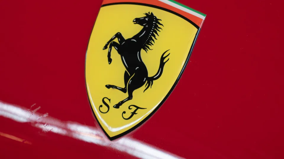 Primeiro Ferrari elétrico já testa; detalhes revelados em outubro