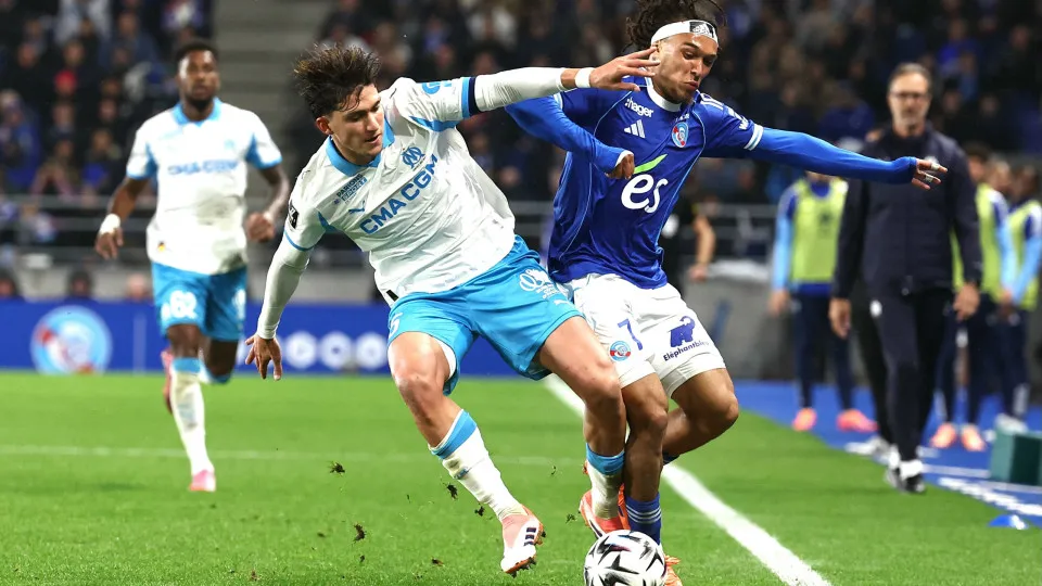 Marseille vence em Estrasburgo com golo nos descontos e sobe ao torno