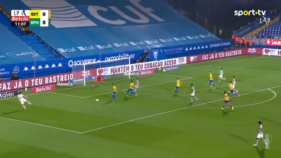 De primeira. Luis Suárez fez assim o primeiro golo no Estoril-Sporting