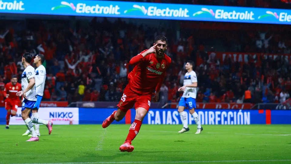 Paulinho 'vinga' ex-FC Porto e catapulta Toluca para a liderança