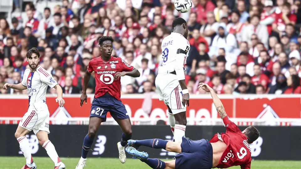Lyon de Paulo Fonseca vence Lille e não larga PSG no topo