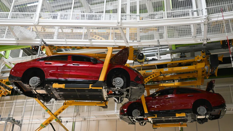 Alumínio baixo em carbono ajuda Mercedes a reduzir emissões na produção