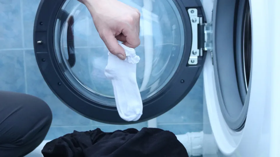 Seis peças de roupa que deve mesmo lavar do avesso