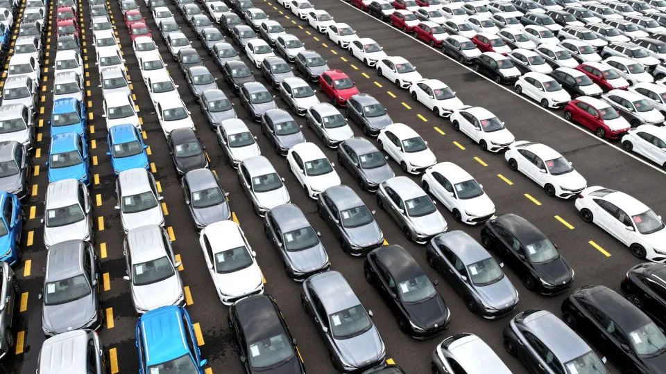 China vai exigir licença para exportar elétricos para o estrangeiro