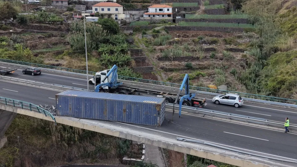 Via que atravessa a Madeira encerrada devido a queda de um contentor