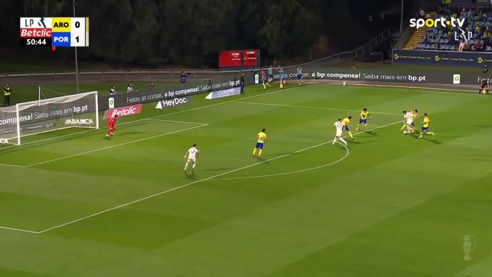 Deniz Gul 'aquece' para o Estrela Vermelha com este golo ao Arouca