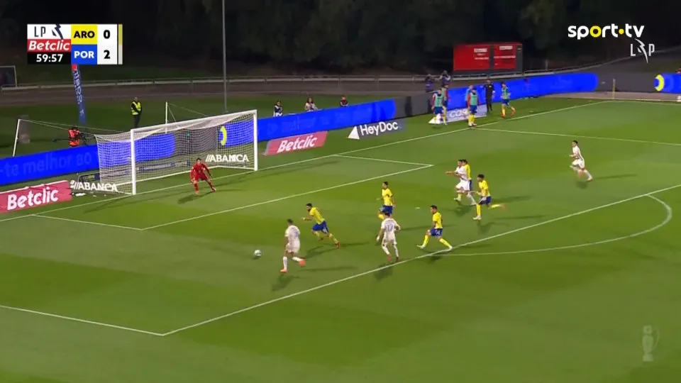Deixem-no passar. Francisco Moura não deu hipóteses no Arouca-FC Porto