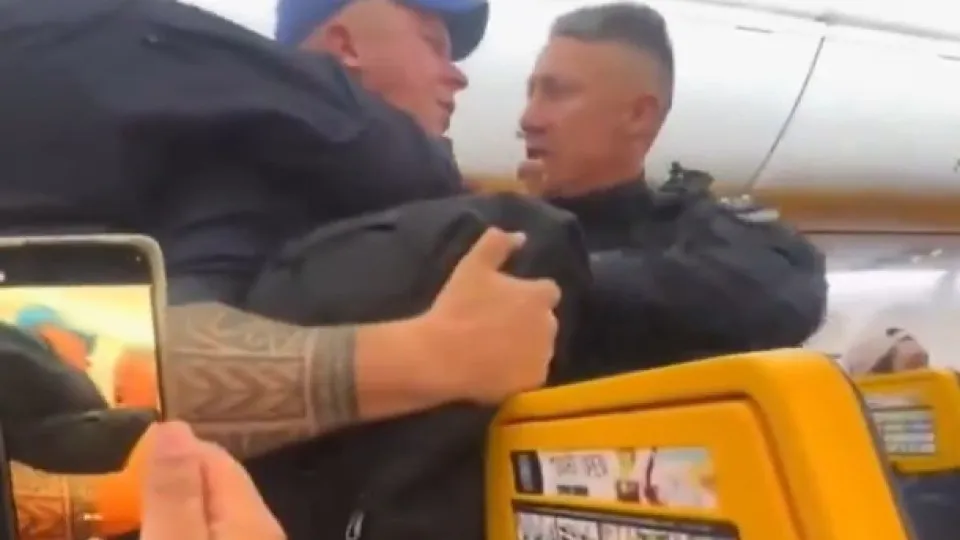 Britânico tenta abrir porta de avião e acaba detido. "Foi assustador"