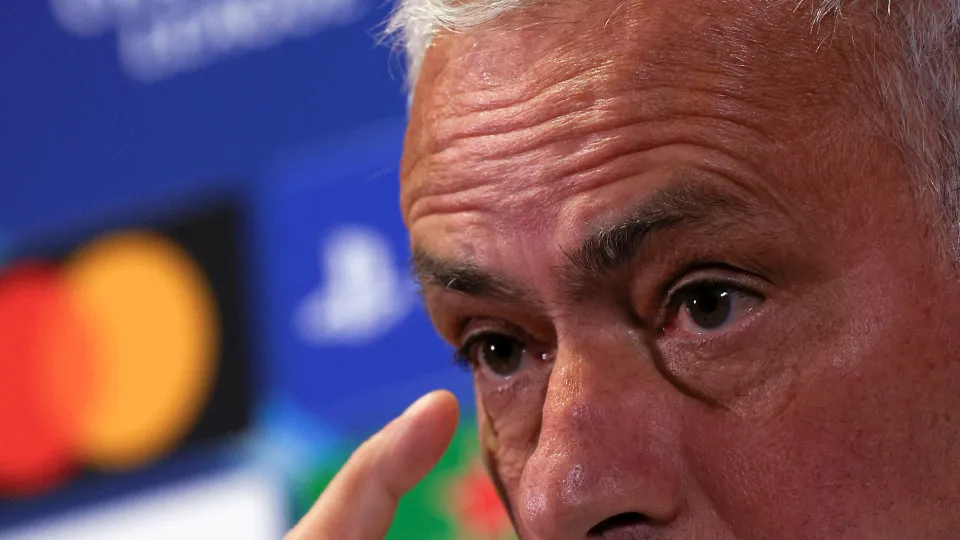 "Desesperado". Mourinho visa arbitragem e explica derrota do Benfica