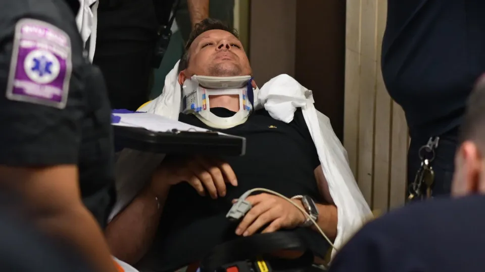 Jornalista hospitalizado após ser empurrado por agentes do ICE