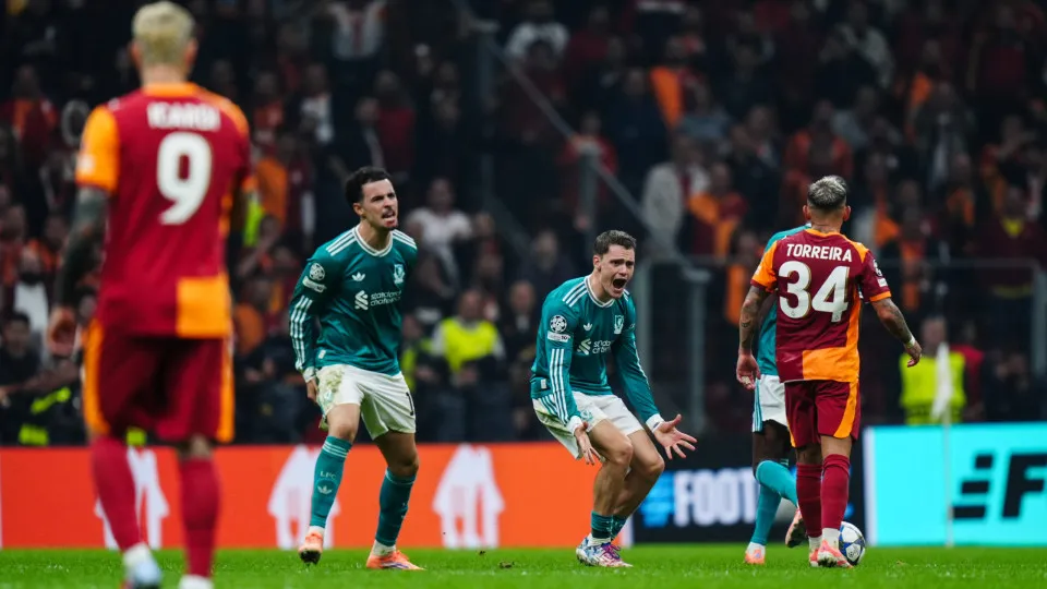 Jamier Carragher arrasa Liverpool: "Isto não é futebol, é basquetebol"