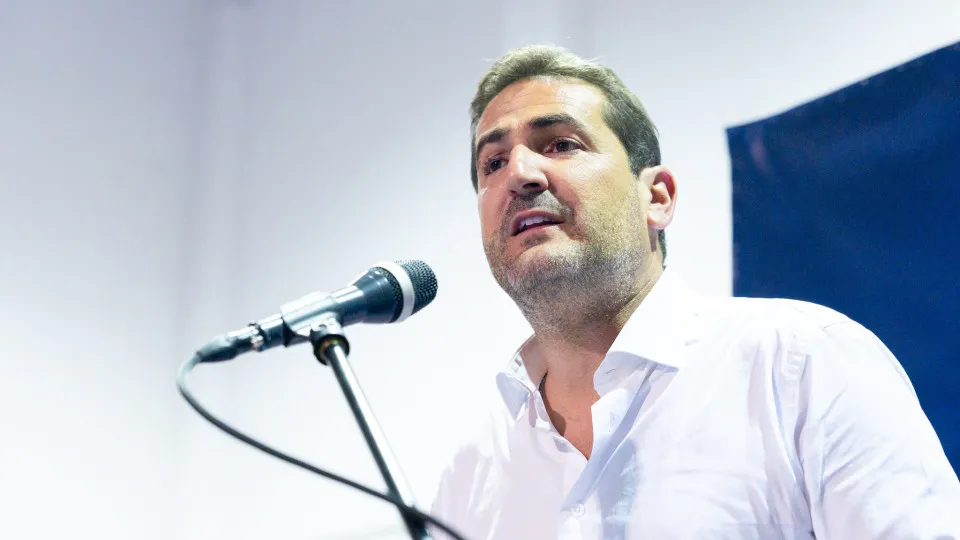 Secretário-geral do PSD prevê "noite longa" e diz-se "muito confiante"