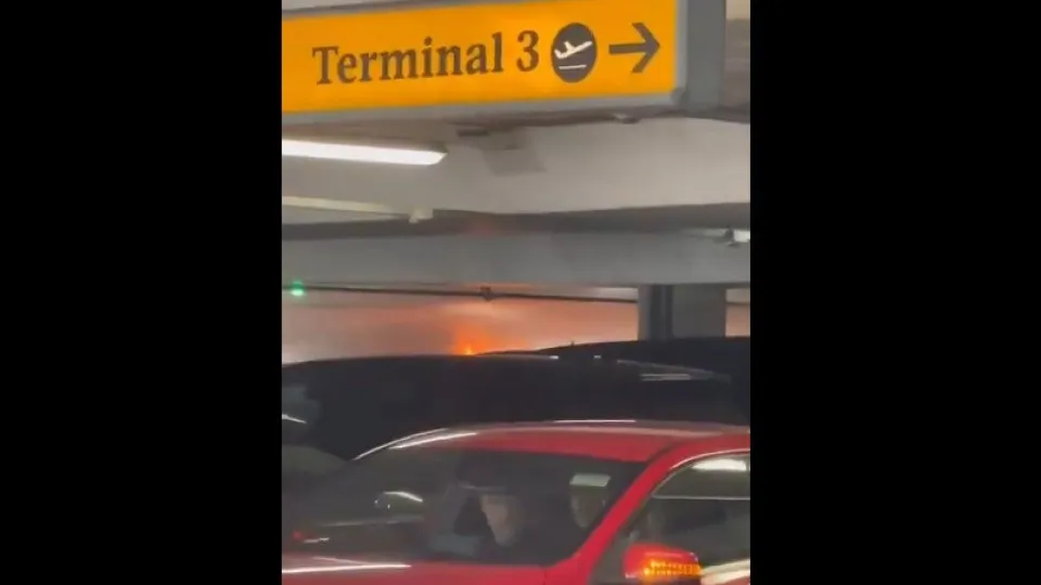 Carro incendeia-se em parque de estacionamento de aeroporto de Heathrow