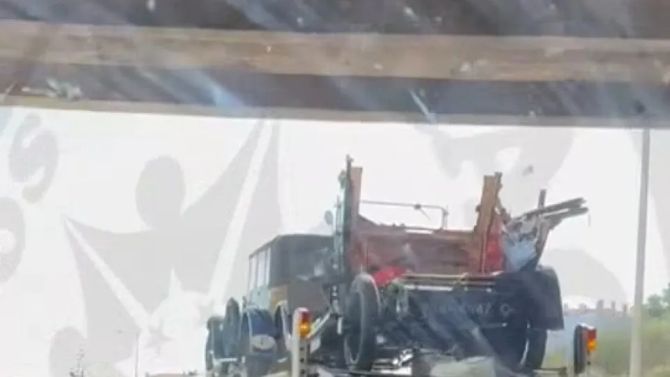Rolls-Royce centenário raro danificado em acidente na A1