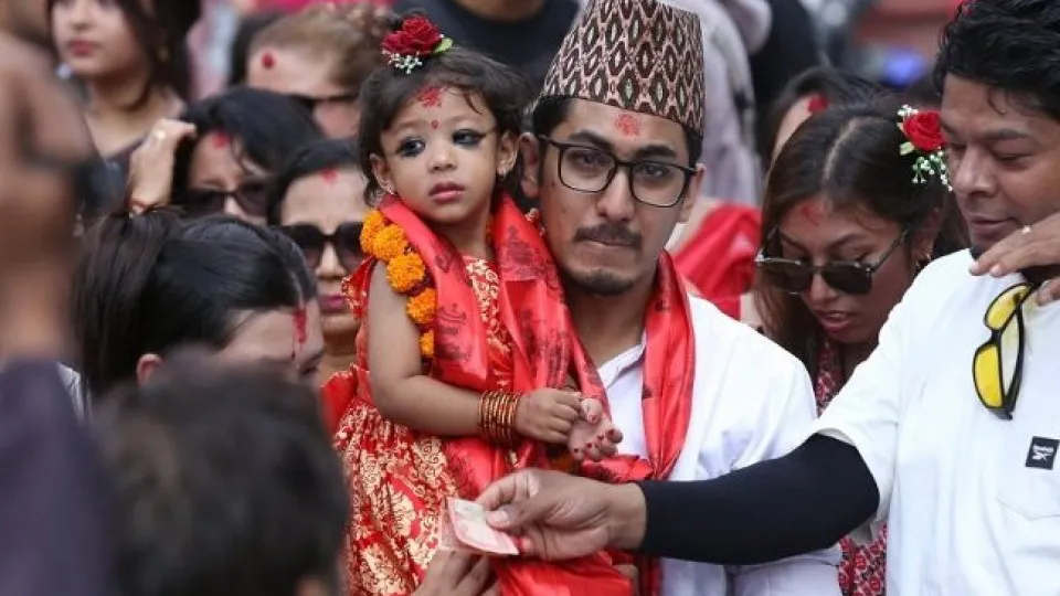 Menina de dois anos escolhida como nova 'deusa viva' no Nepal