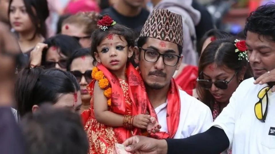 Menina de dois anos escolhida como nova 'deusa viva' no Nepal