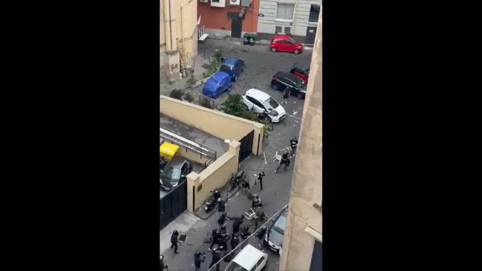 Autêntico caos. Adeptos do Sporting vítimas de violência em Nápoles