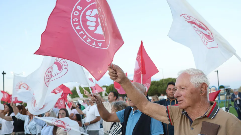 PS contra recuo nos direitos laborais. PSD critica herança na imigração  