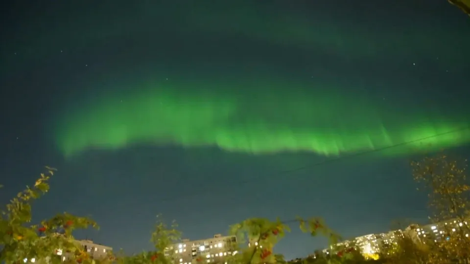 Aurora boreal ilumina São Petersburgo, na Rússia. Veja as imagens