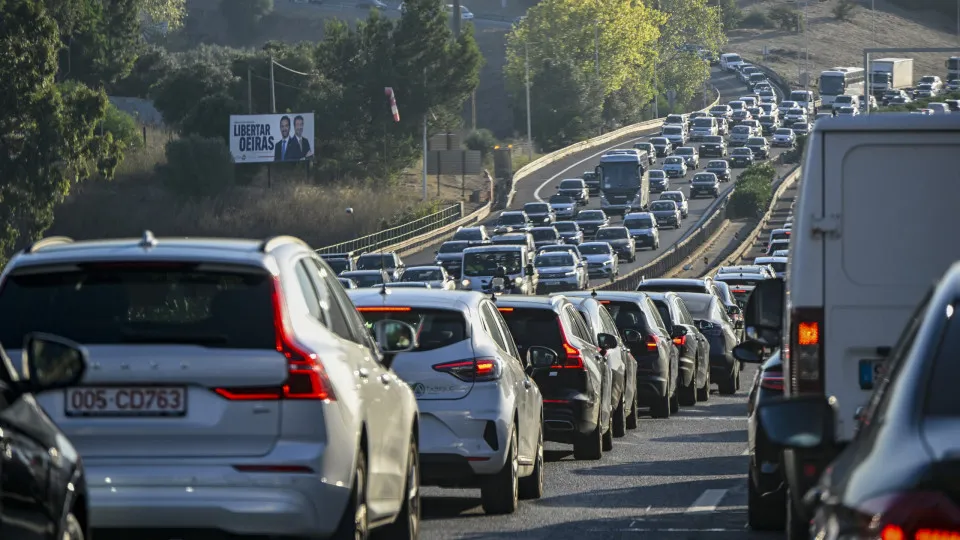 Trânsito reaberto na A5 após acidente em Linda-a-Velha