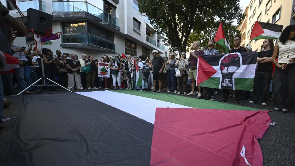 Protesto pró-Palestina concentra-se no exterior de debate para Lisboa