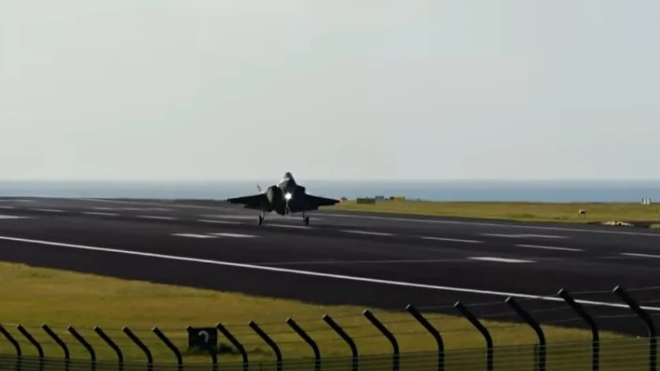 Aviões vendidos pelos EUA a Israel pararam nas Lajes. Falha da Defesa?