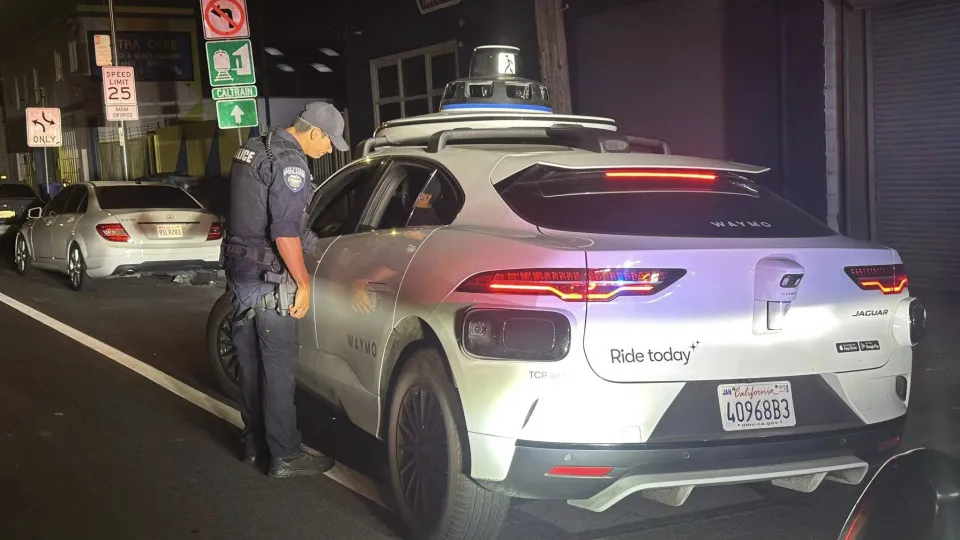 Carro de condução autónoma fez manobra ilegal diante da polícia