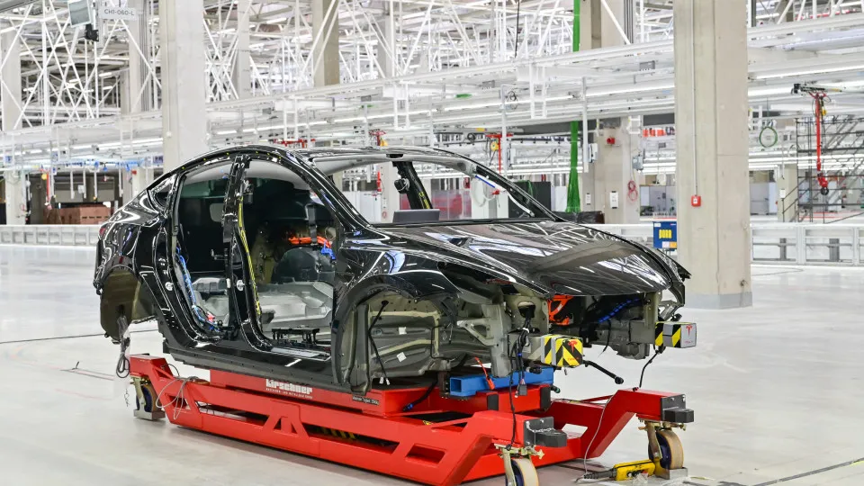 Este Tesla Model Y saiu sozinho da linha de montagem em Berlim