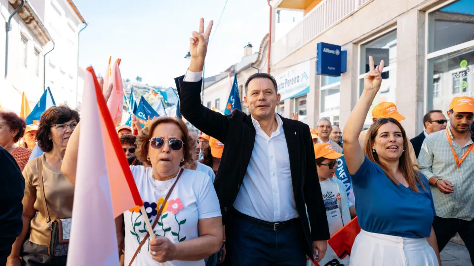 AO MINUTO: "É tudo uma trapalhada"; IL critica políticos populistas