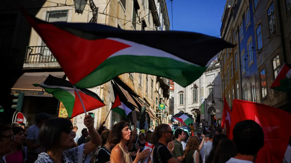 PSP permanece no Rossio a acompanhar presença de manifestantes