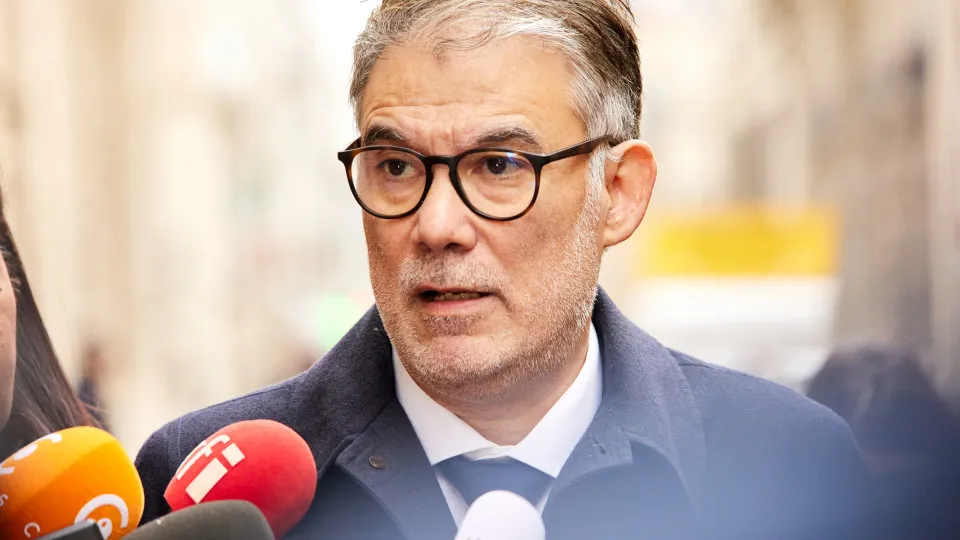 Líder socialista francês alerta para nova moção de censura