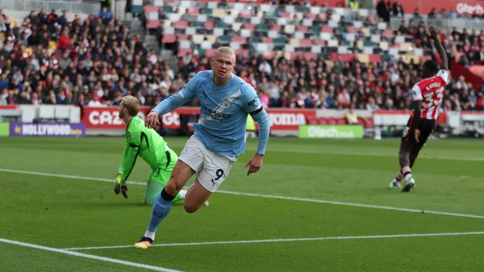 Manchester City sofre, mas vence Brentford. Guardiola ganha problema