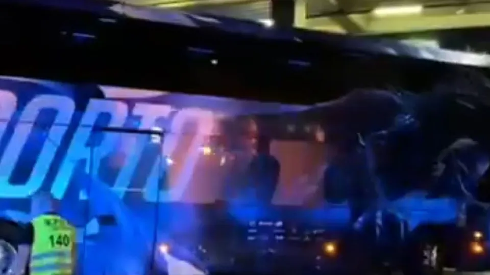 Loucura total. O momento em que o autocarro do FC Porto chega ao Dragão